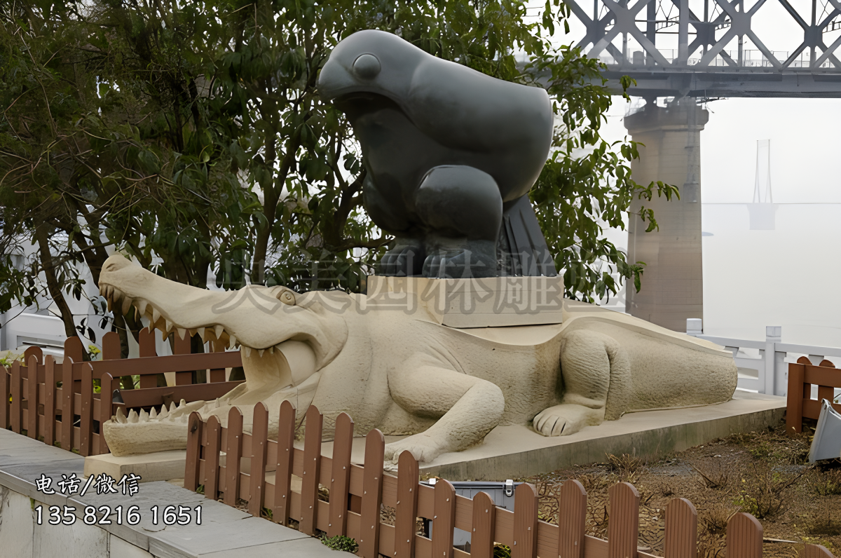 砂巖鱷魚雕塑