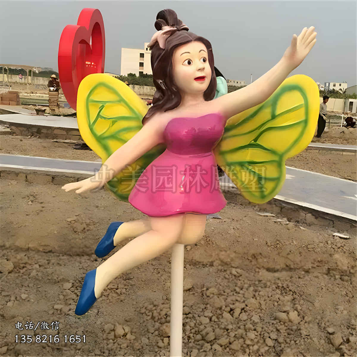 背有一對蝴蝶翅膀的卡通小女孩