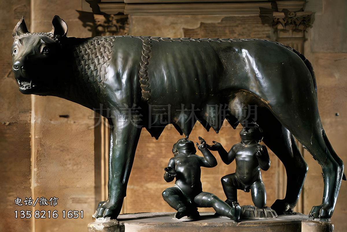 給人類幼崽喂奶的母狼雕塑