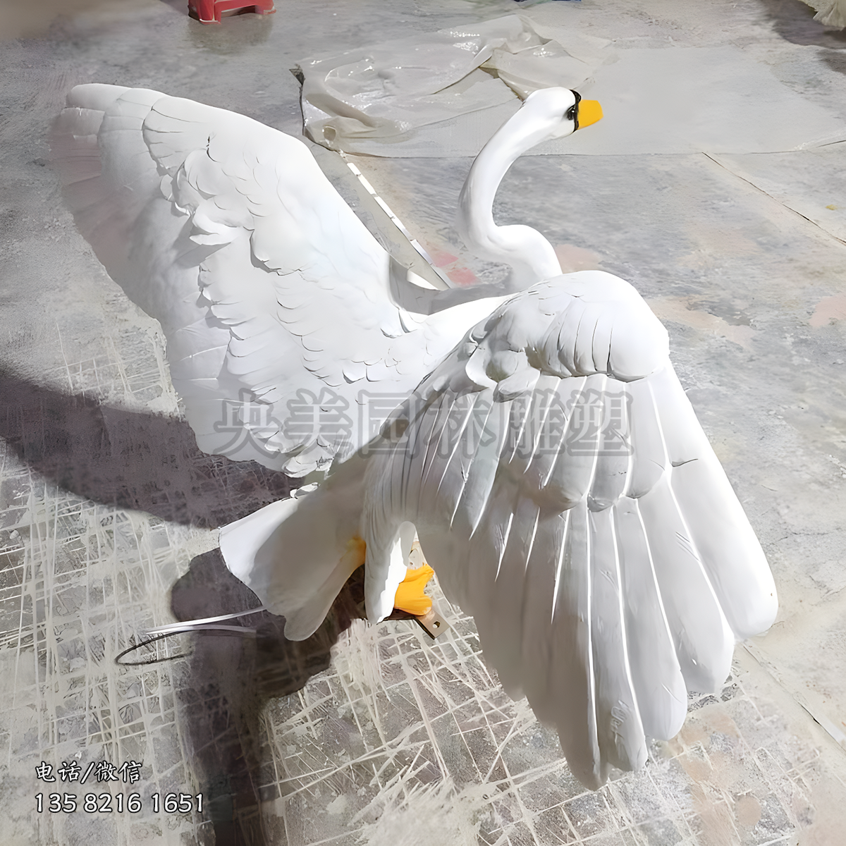 展翅欲飛的大鵝雕塑