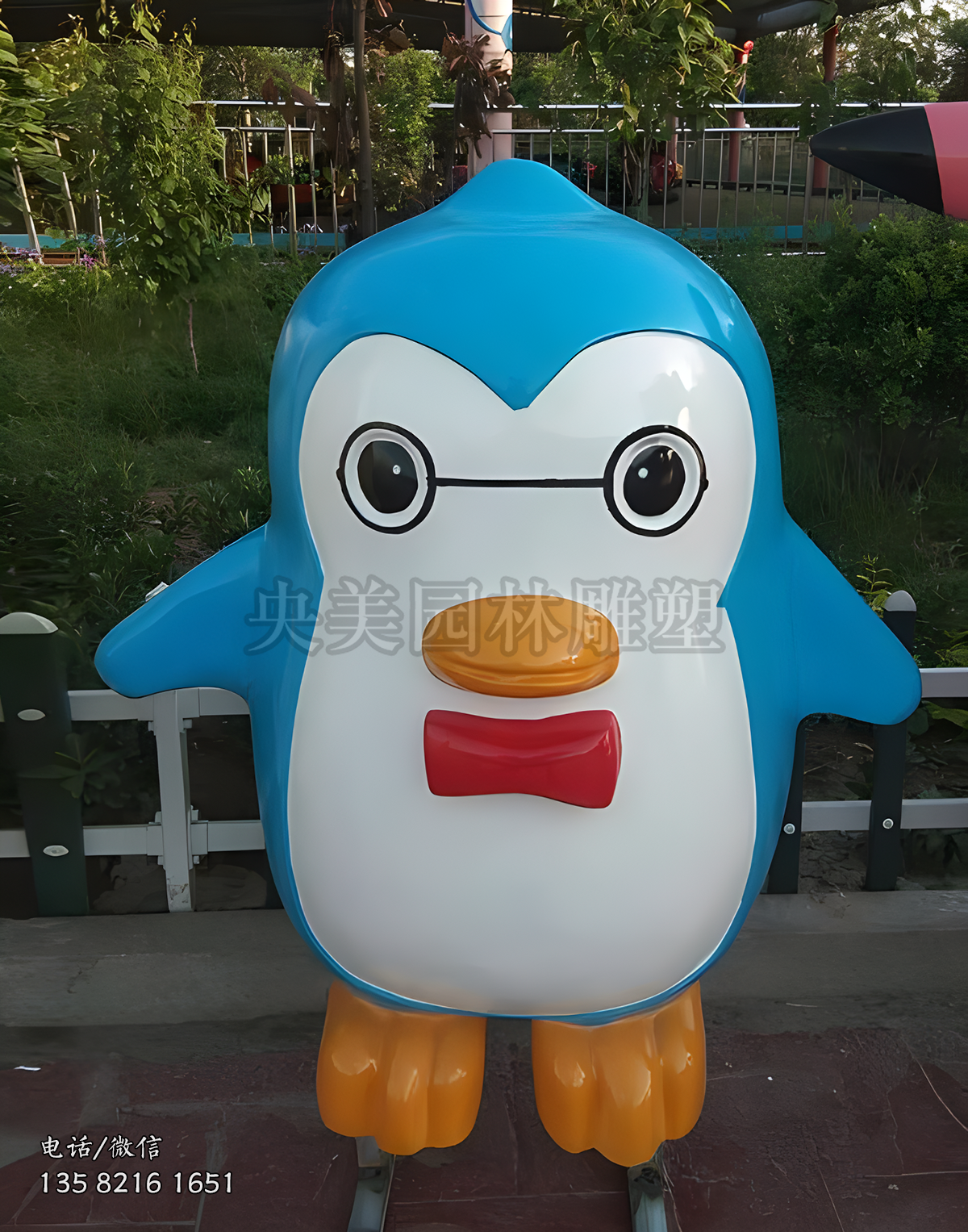 可愛(ài)的卡通企鵝雕塑