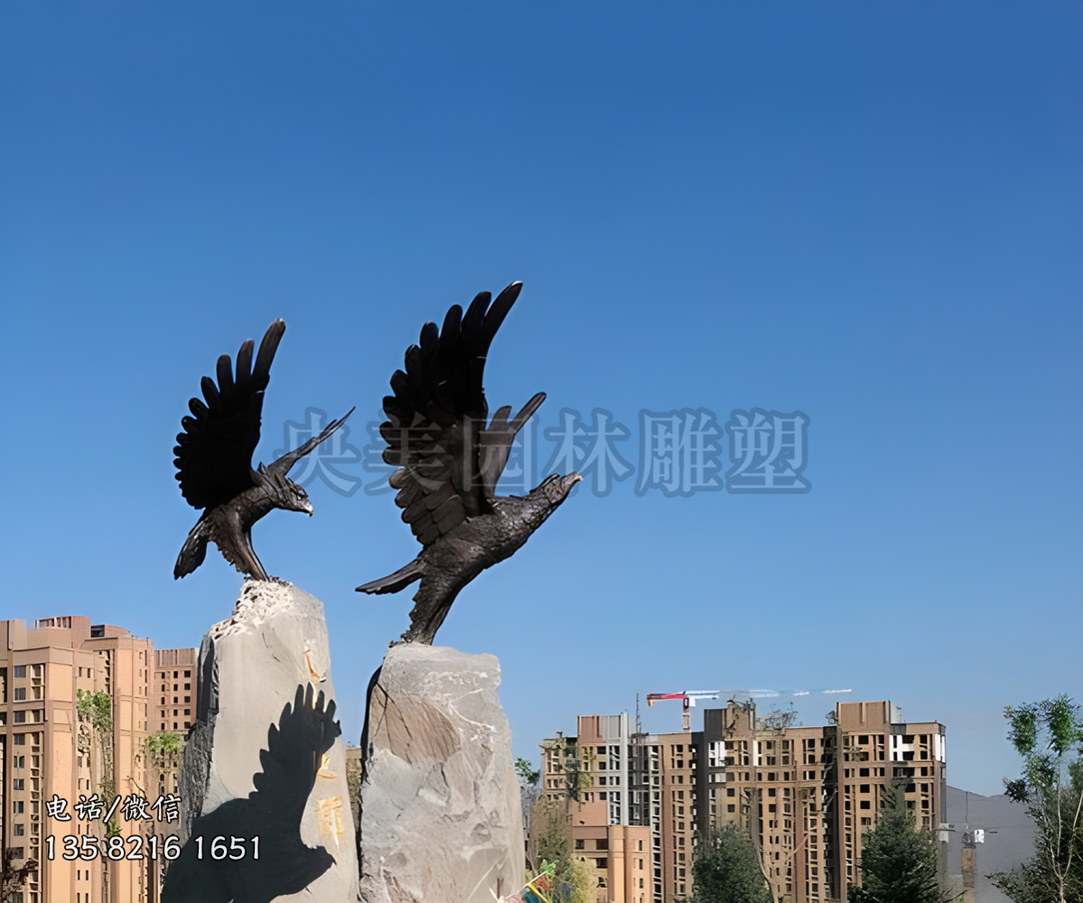 翱翔捕食的老鷹雕塑
