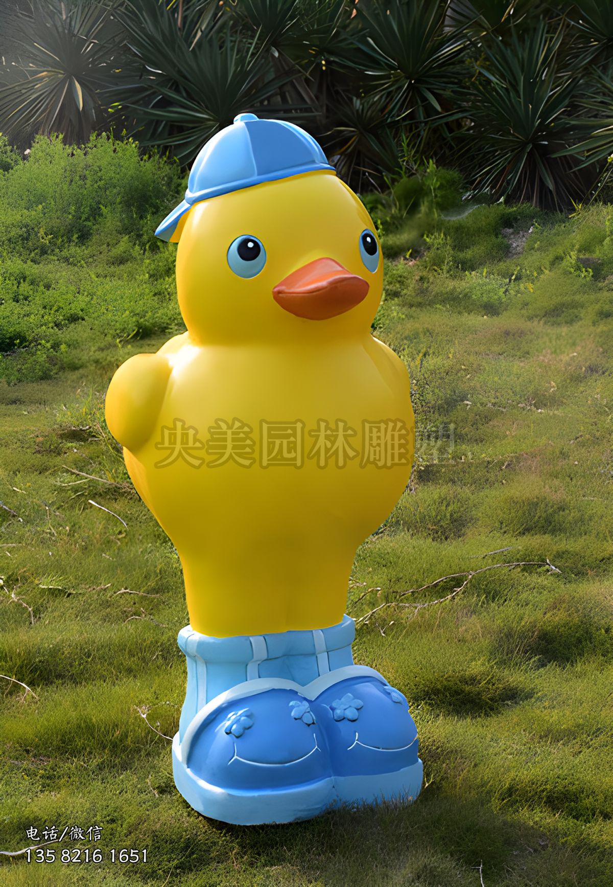 頭戴棒球帽的小黃鴨公仔形象雕塑