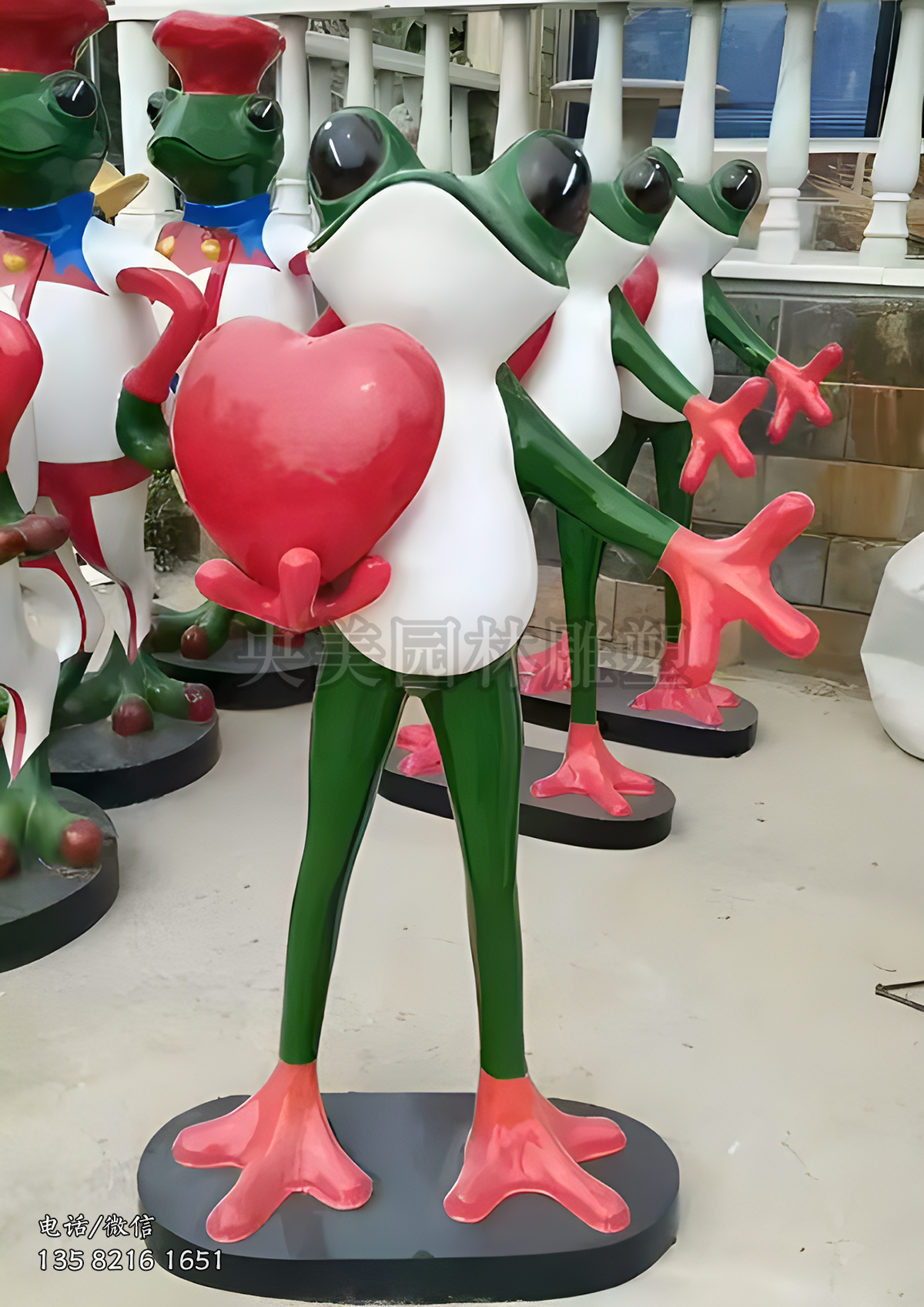 手握愛心的站姿青蛙雕塑公仔