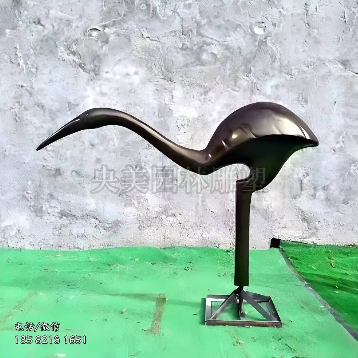 曲頸覓食的抽象仙鶴雕塑