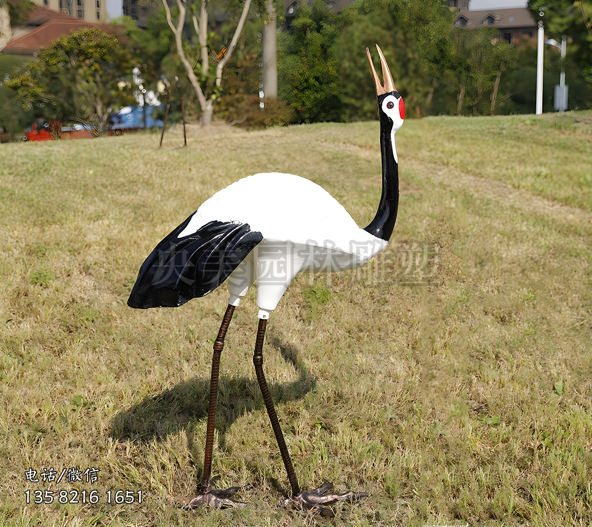 曲頸回望天空的仿真仙鶴雕塑