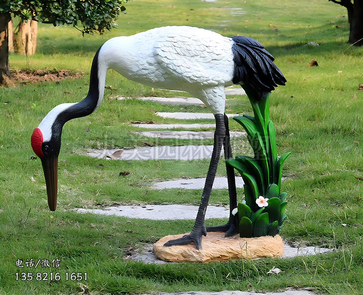 低頭覓食的仙鶴仿真動物雕塑