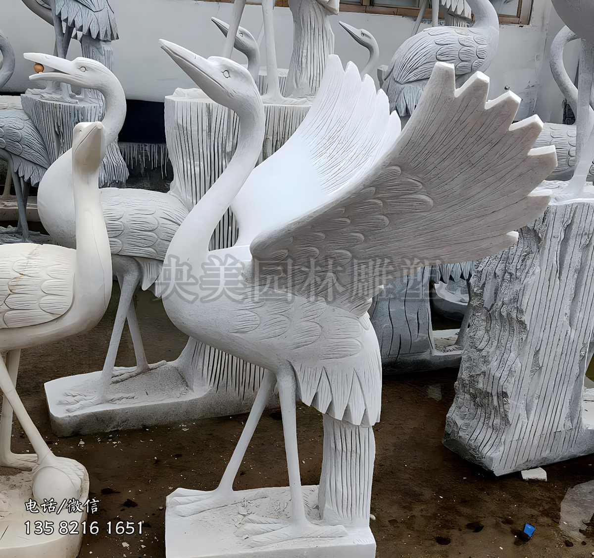 展翅的大理石仙鶴雕塑