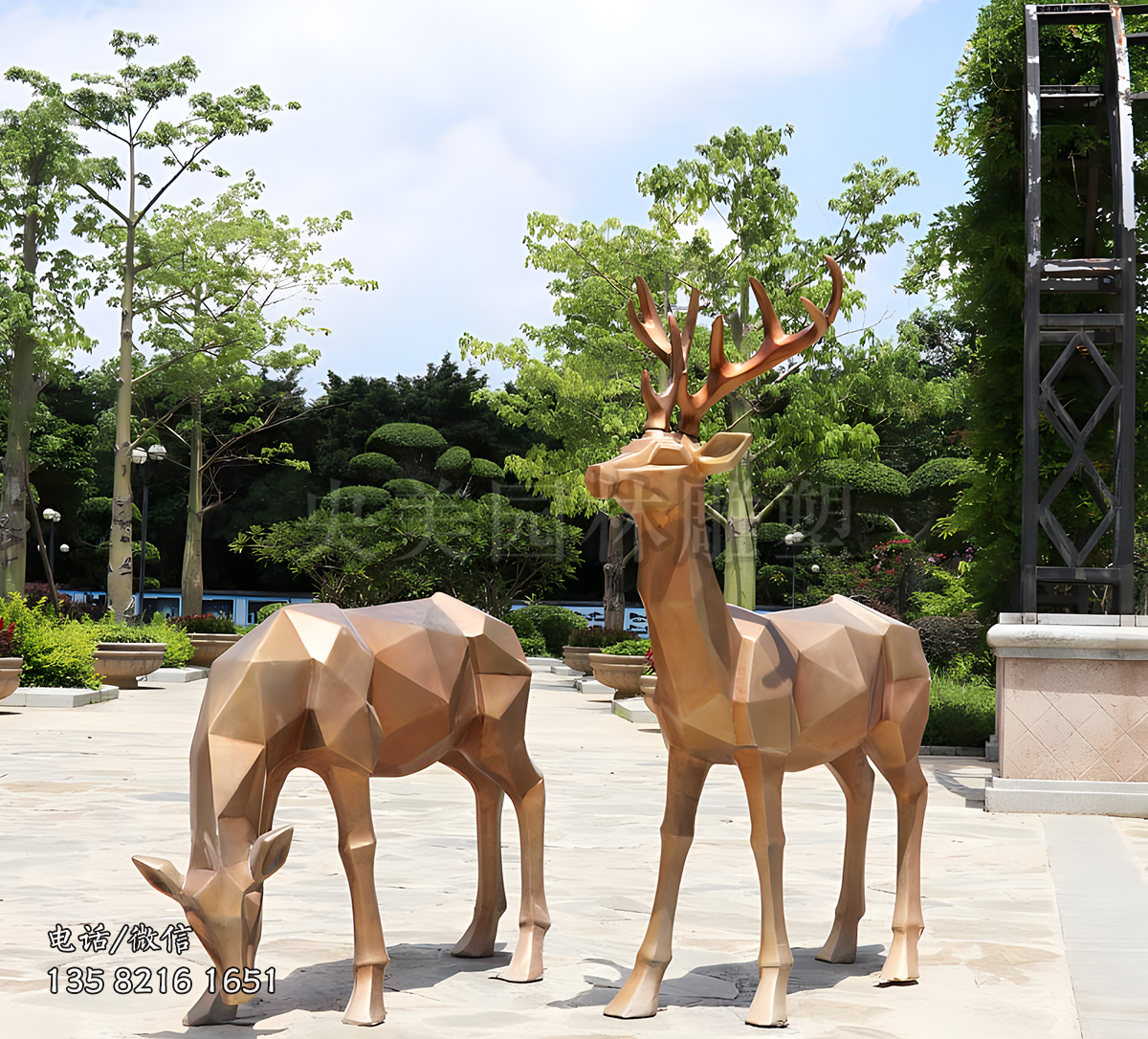 銅色幾何塊面鹿雕塑