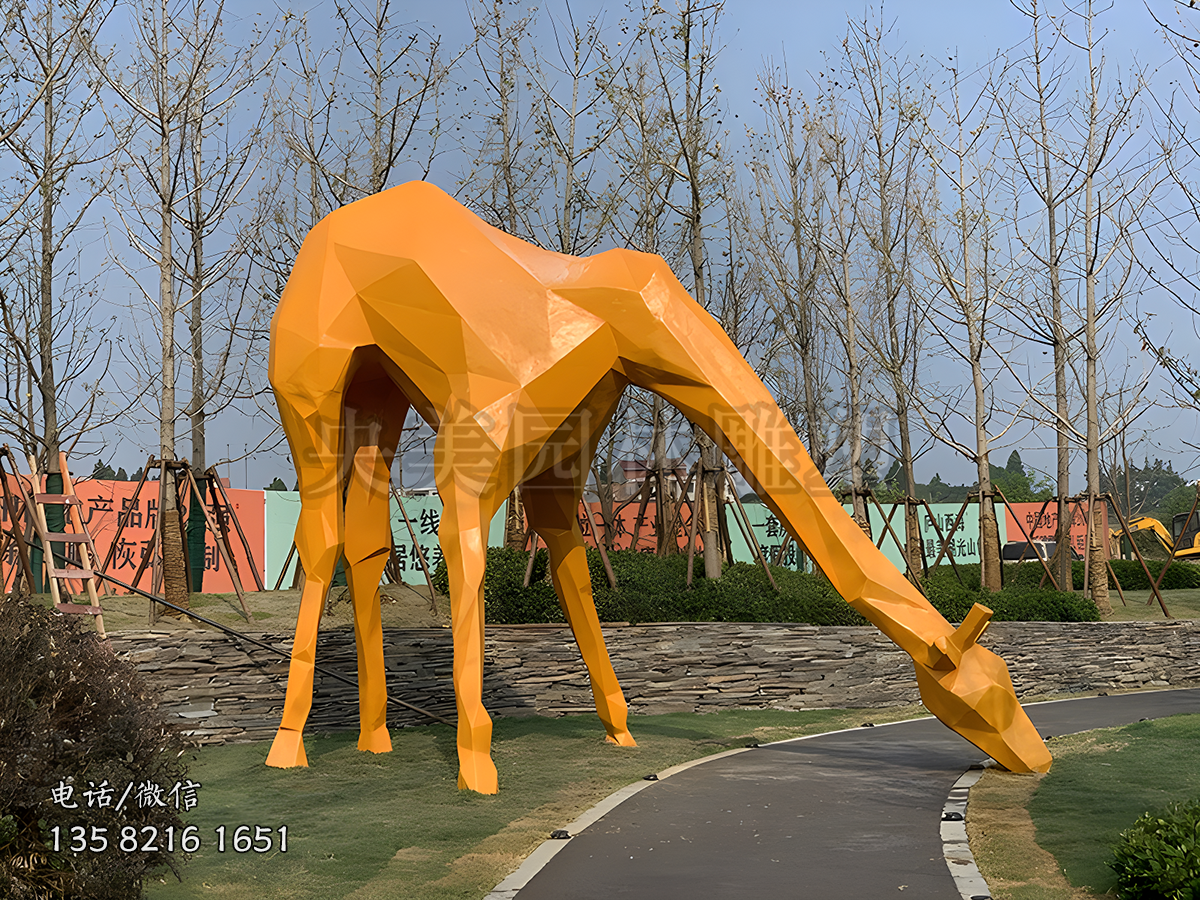 低頭吃草的大型長(zhǎng)頸鹿雕塑