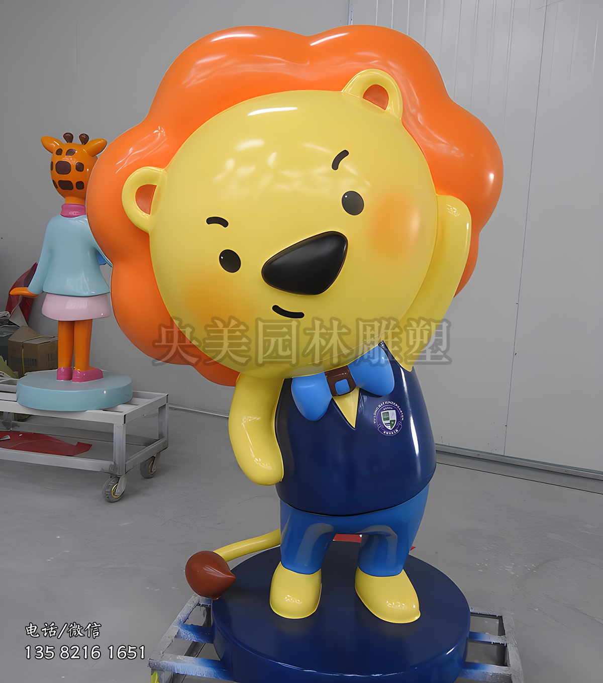 彎頭撓頭的卡通獅子雕塑造型