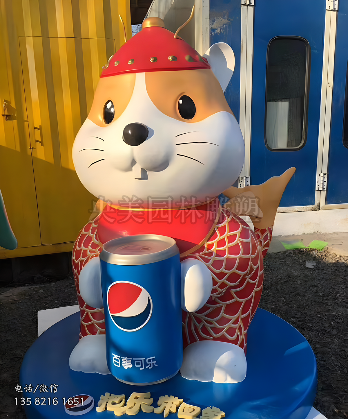 捧著可樂(lè)的卡通松鼠雕塑