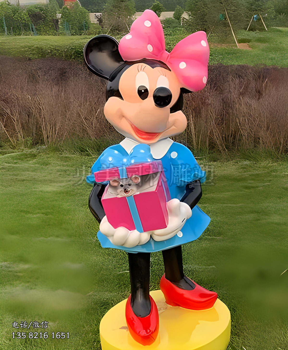 手捧禮品盒的米老鼠雕塑