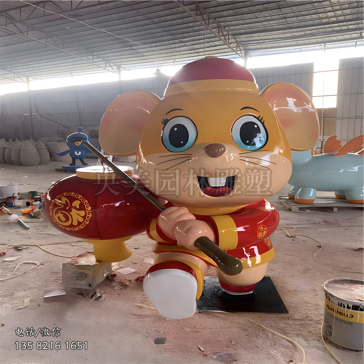 扛著燈籠的卡通老鼠玻璃鋼雕塑