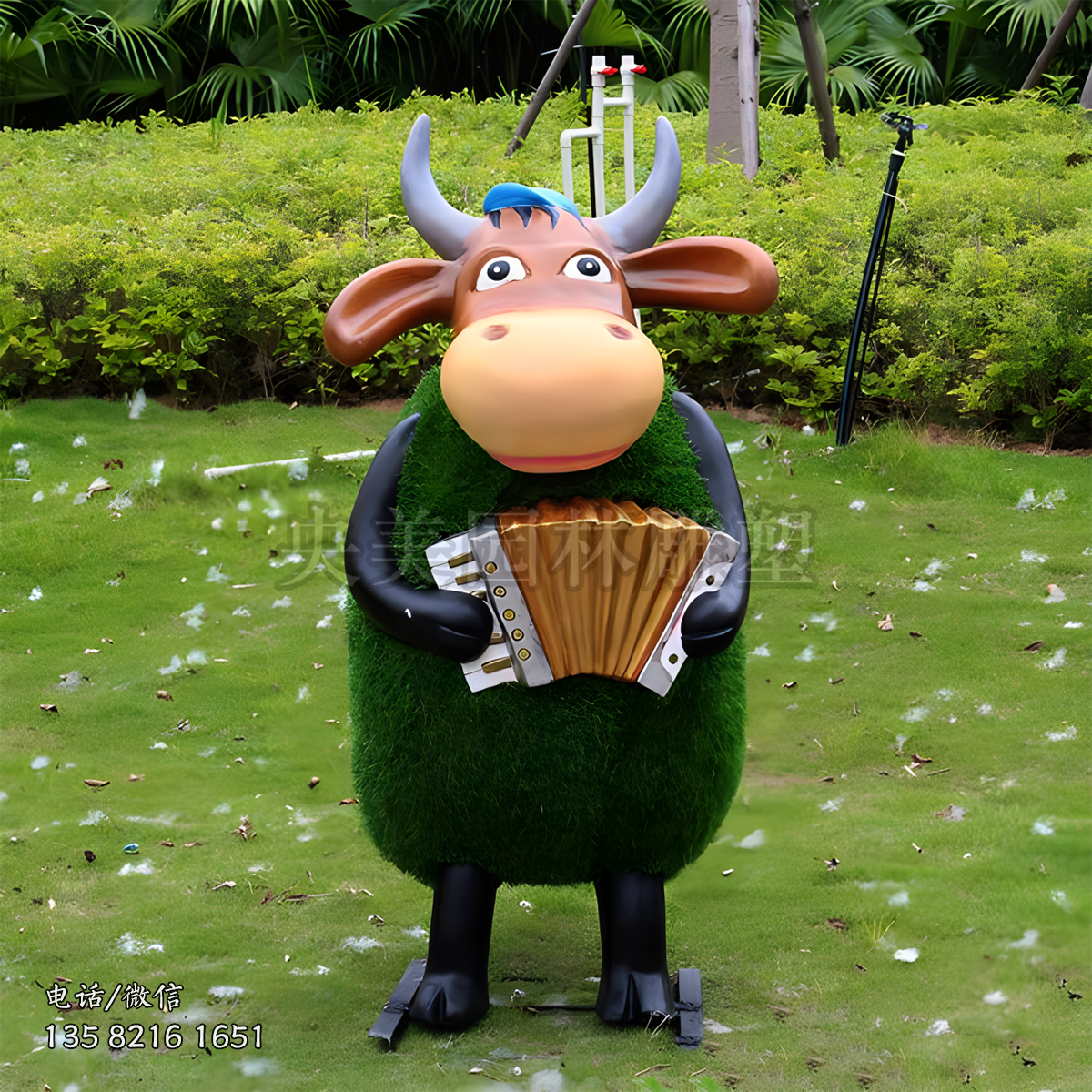 拉手風琴的草皮牛雕塑