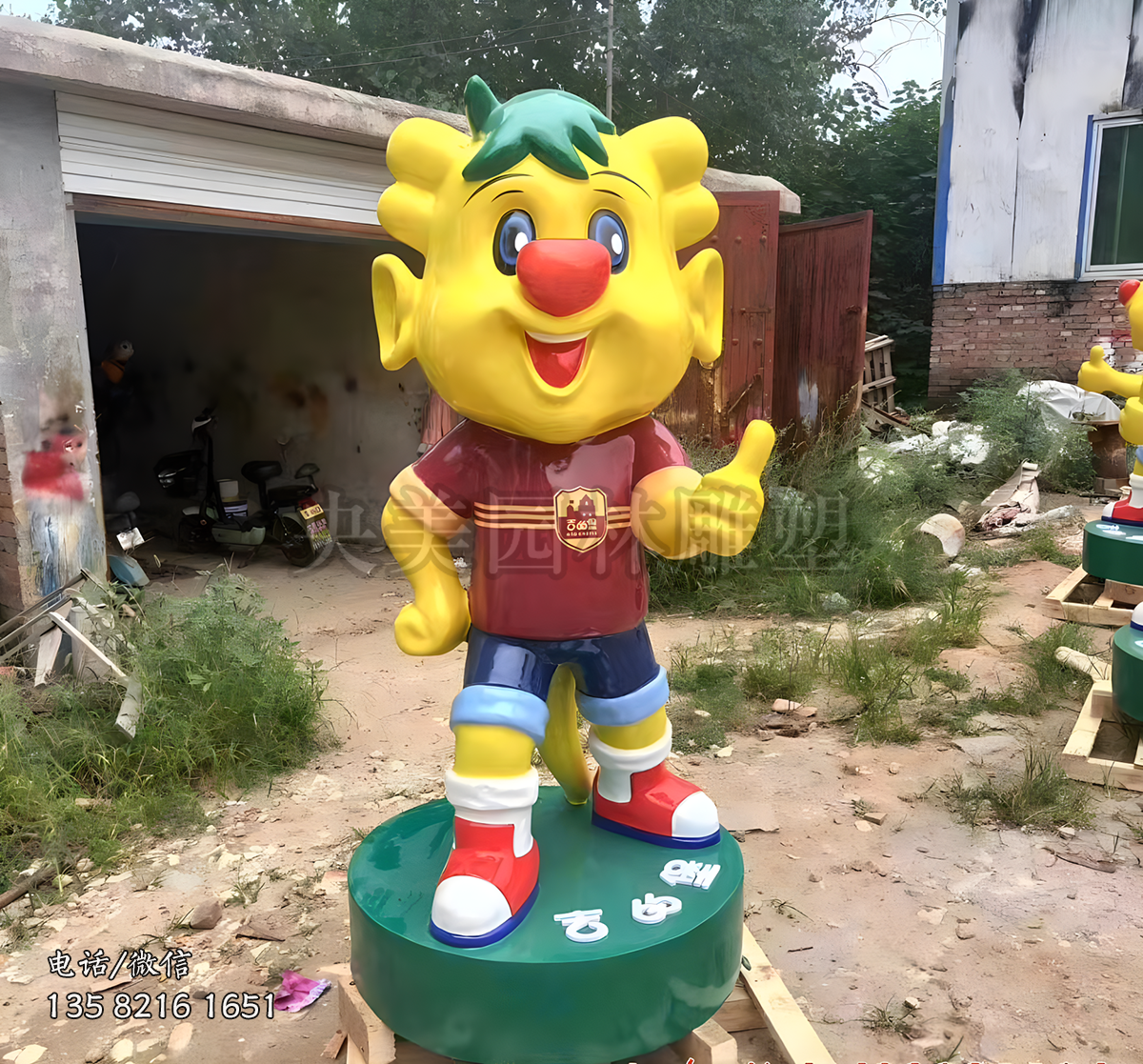 豎大拇指的卡通牛雕塑