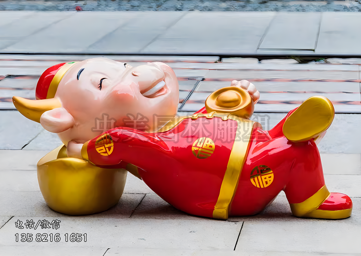 手抱元寶躺元寶上的牛年美陳卡通牛雕塑
