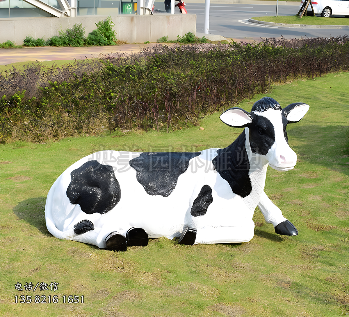 臥地的玻璃鋼仿真奶牛雕塑
