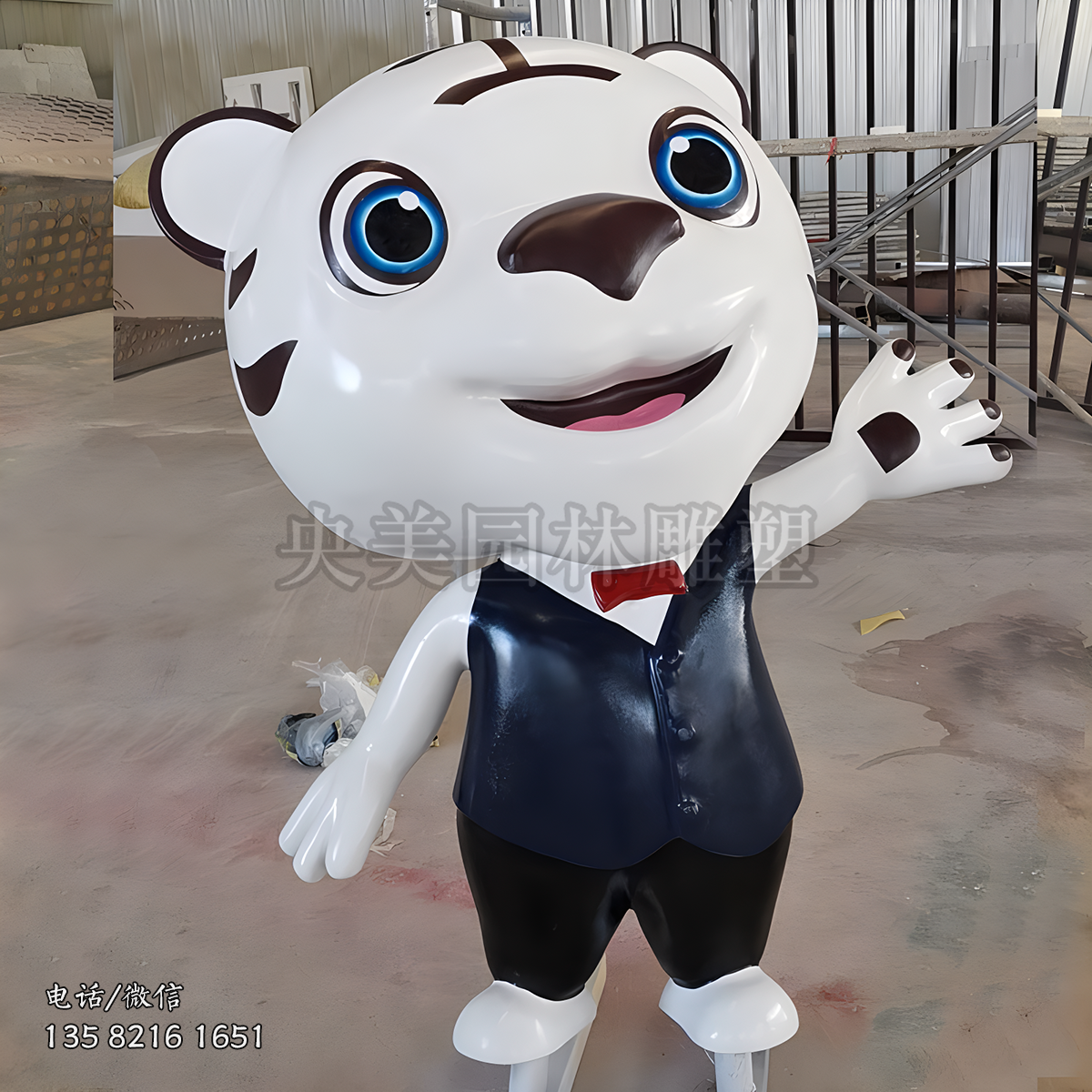 穿馬甲的卡通小老虎雕塑