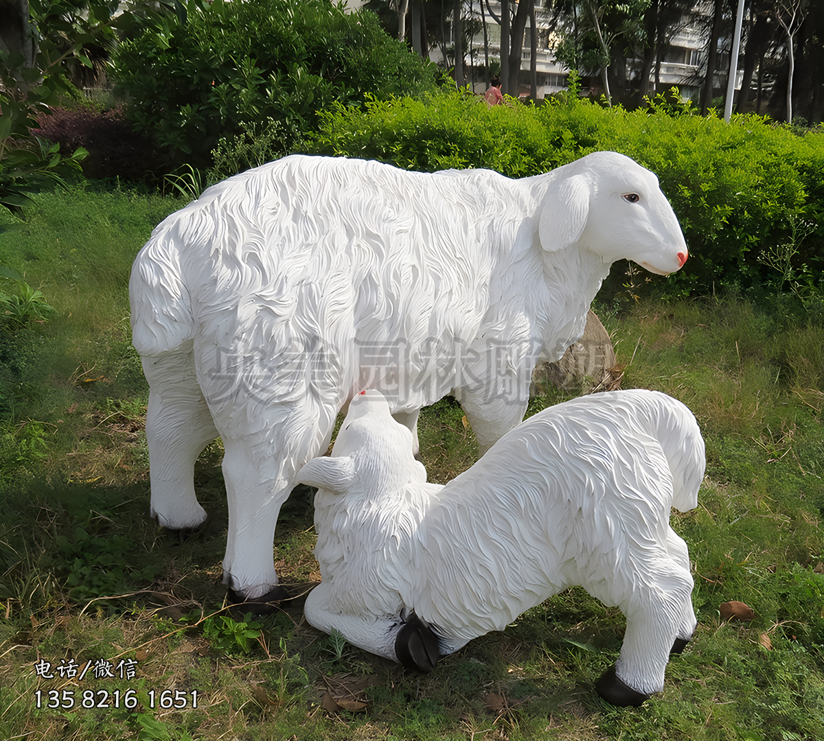 玻璃鋼仿真母子綿羊羔羊跪乳雕塑