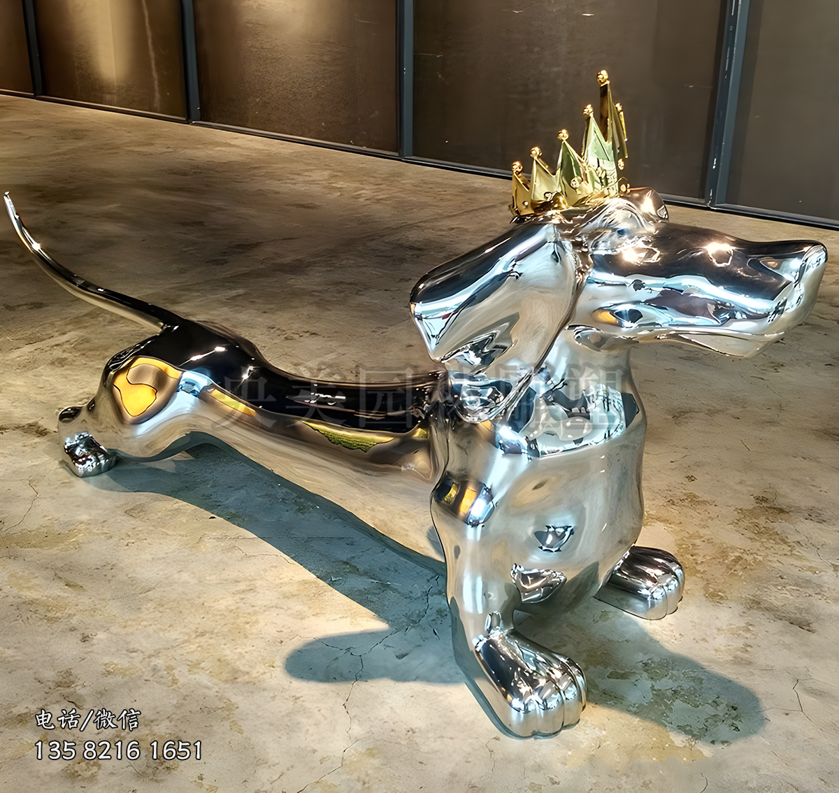 頭戴皇冠的創(chuàng)意不銹鋼狗雕塑