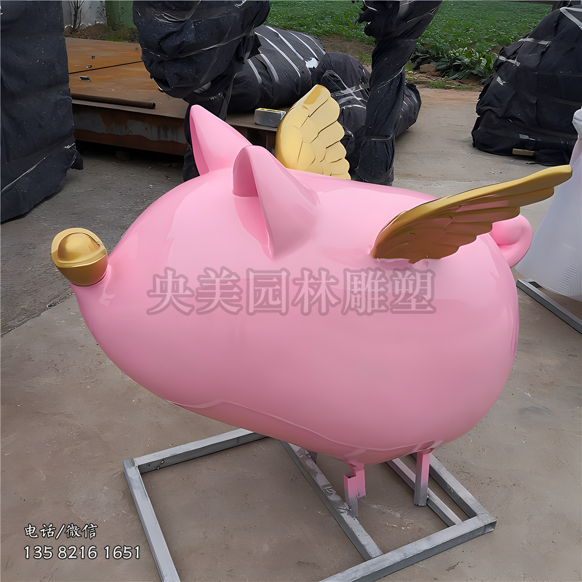 粉紅色的玻璃鋼卡通飛豬雕塑