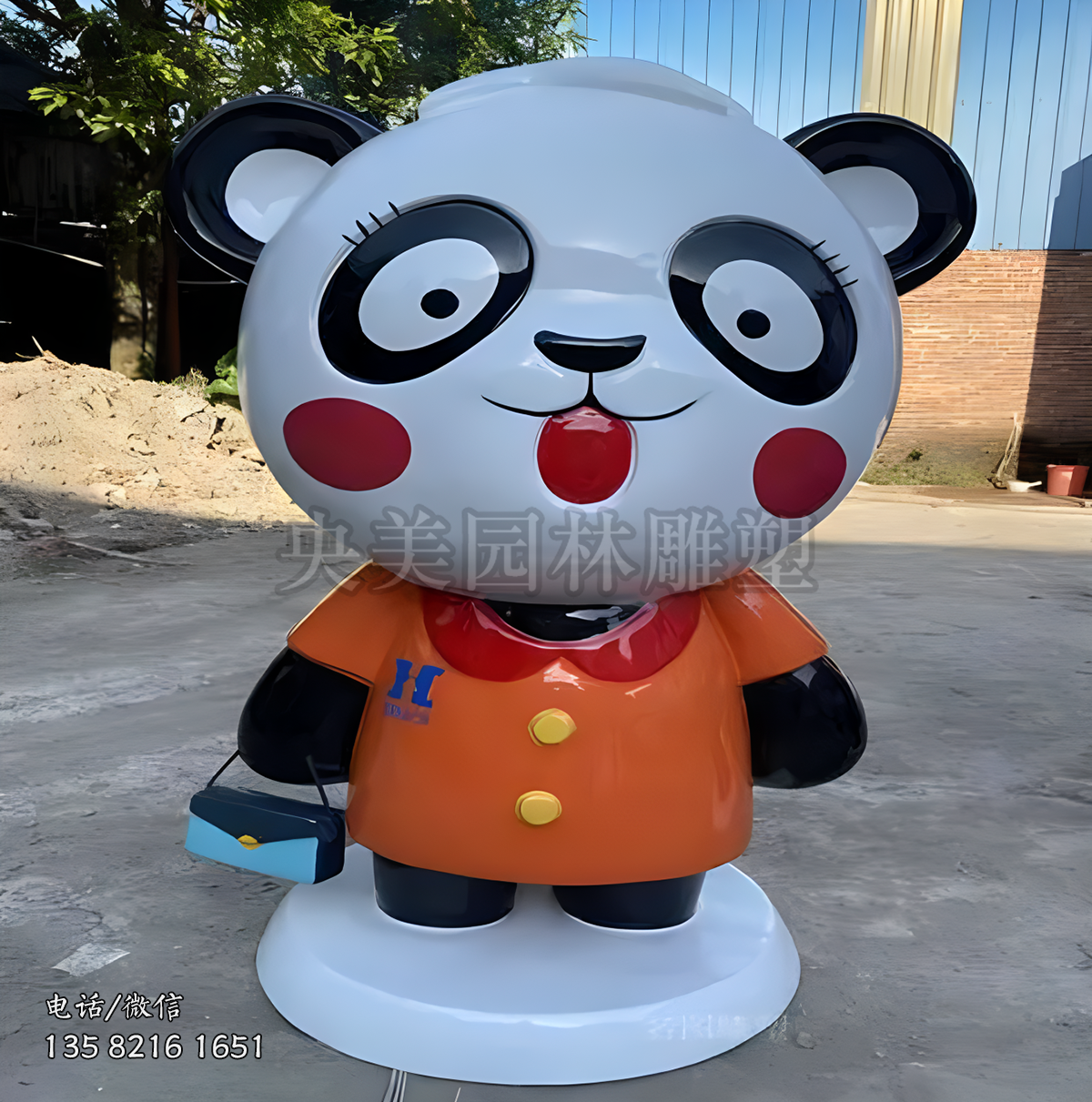 手拿提包的熊貓公仔雕塑