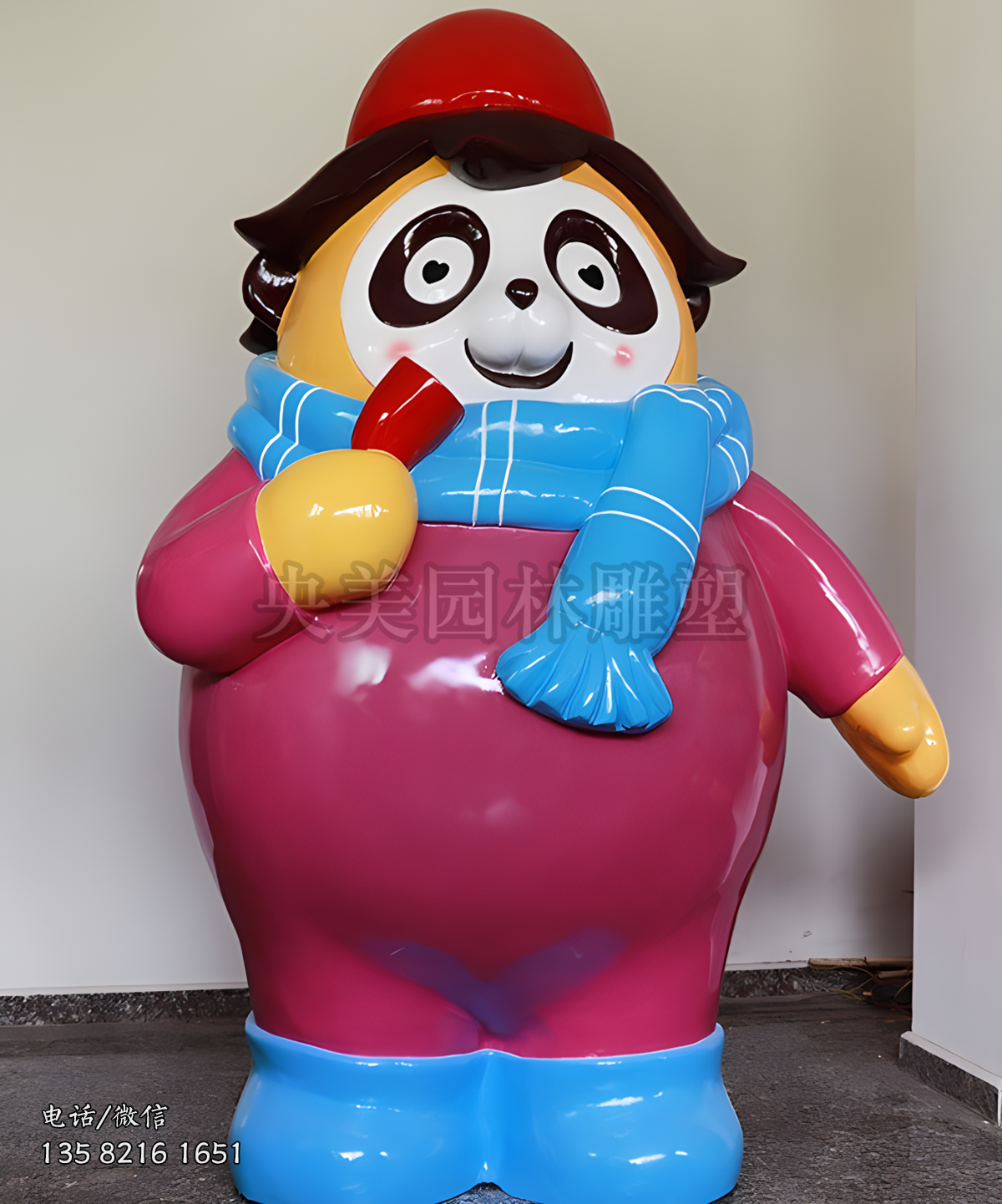 圍圍脖的卡通熊貓雕塑