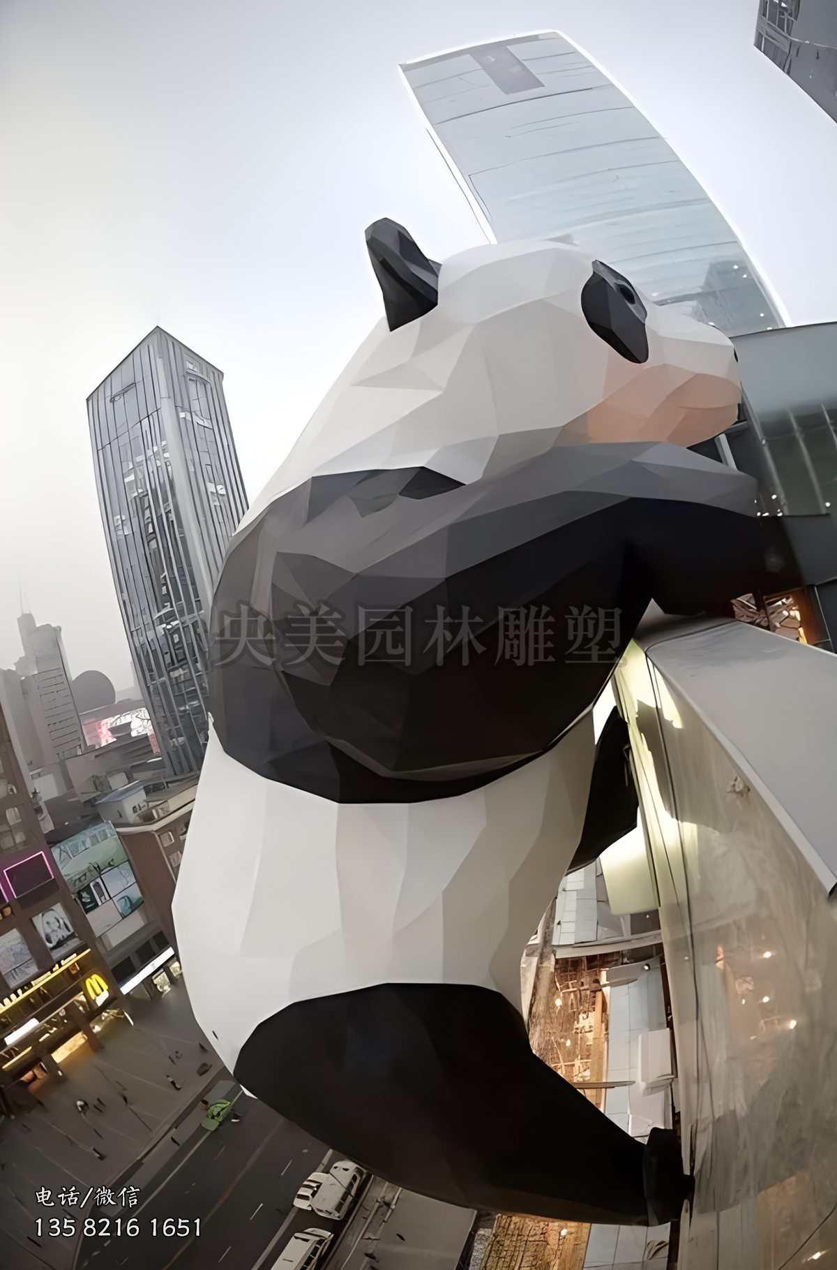 切面不銹鋼爬墻熊貓雕塑