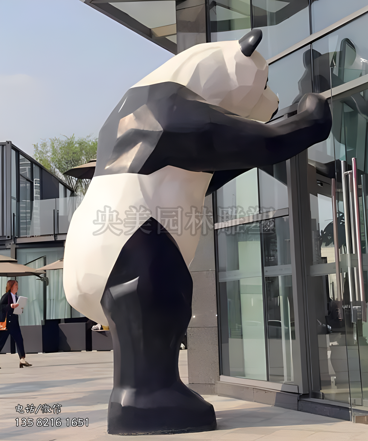 不銹鋼切面爬窗熊貓雕塑