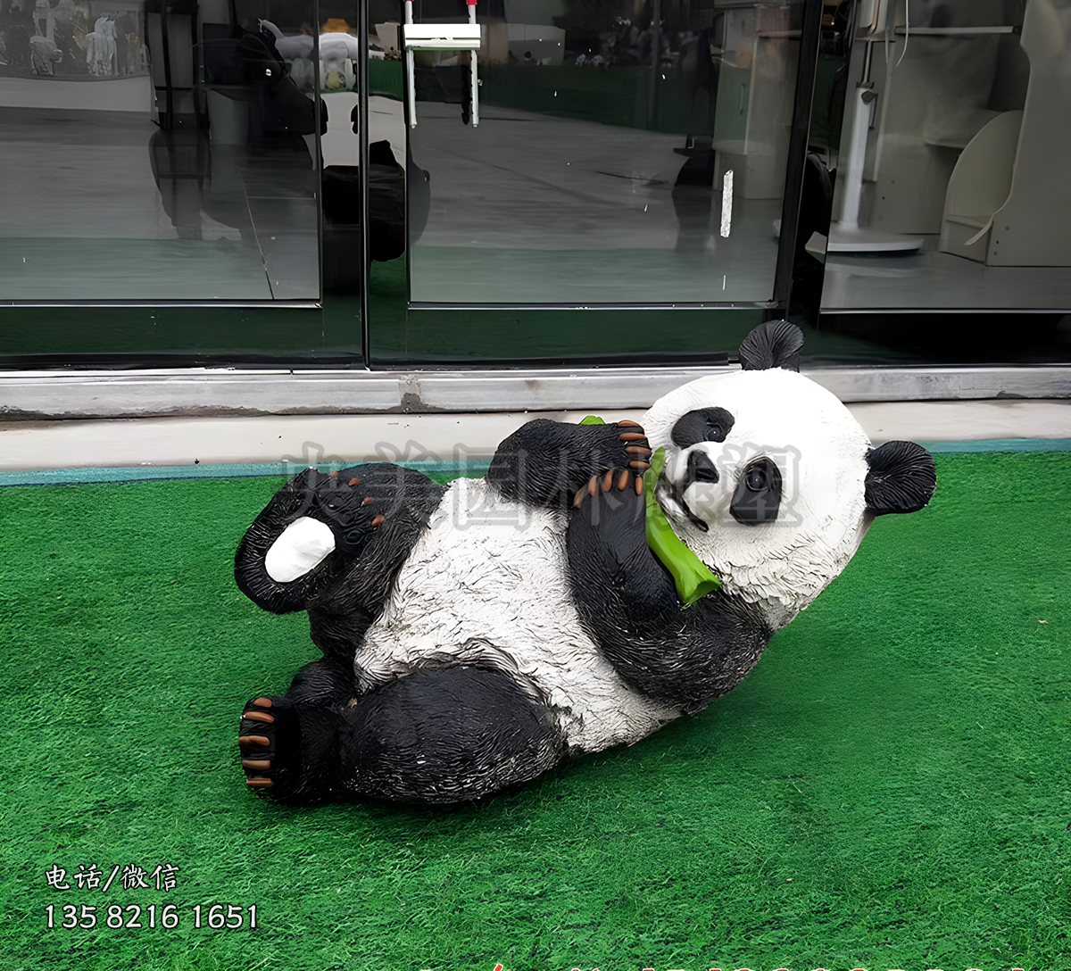 躺地上玩耍的玻璃鋼仿真熊貓雕塑