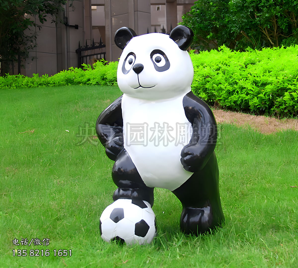 右腳踩著足球，右手叉腰的熊貓雕塑
