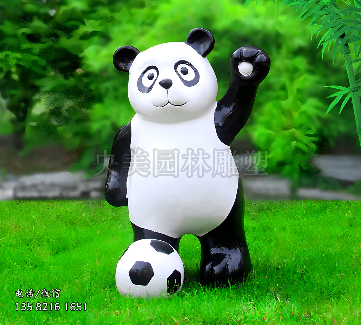 準(zhǔn)備踢球的熊貓雕塑