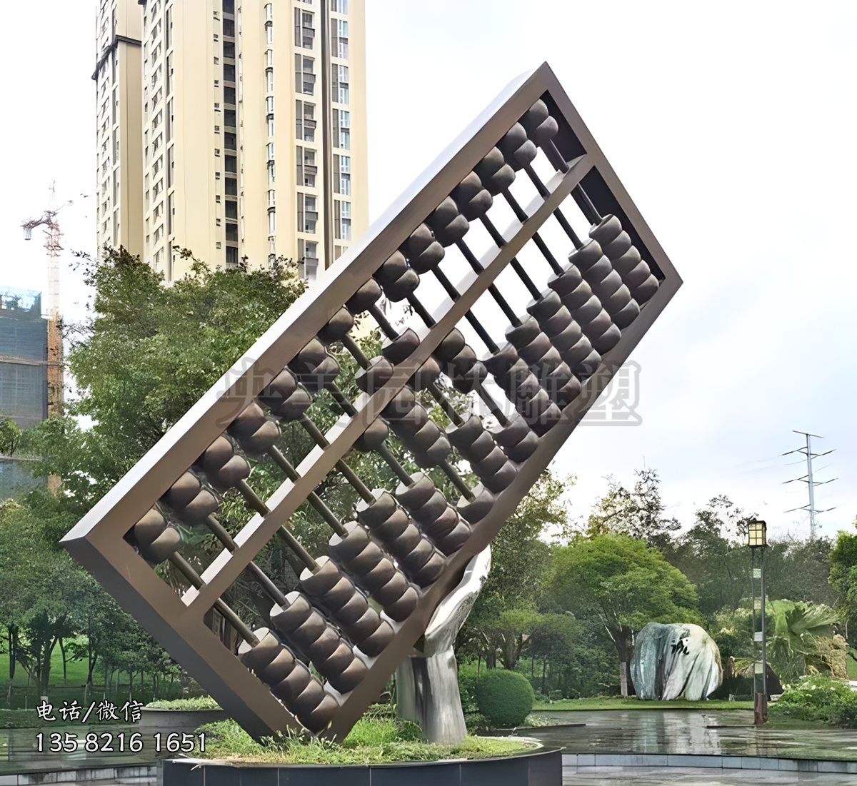 單手托舉算盤(pán)的景觀雕塑