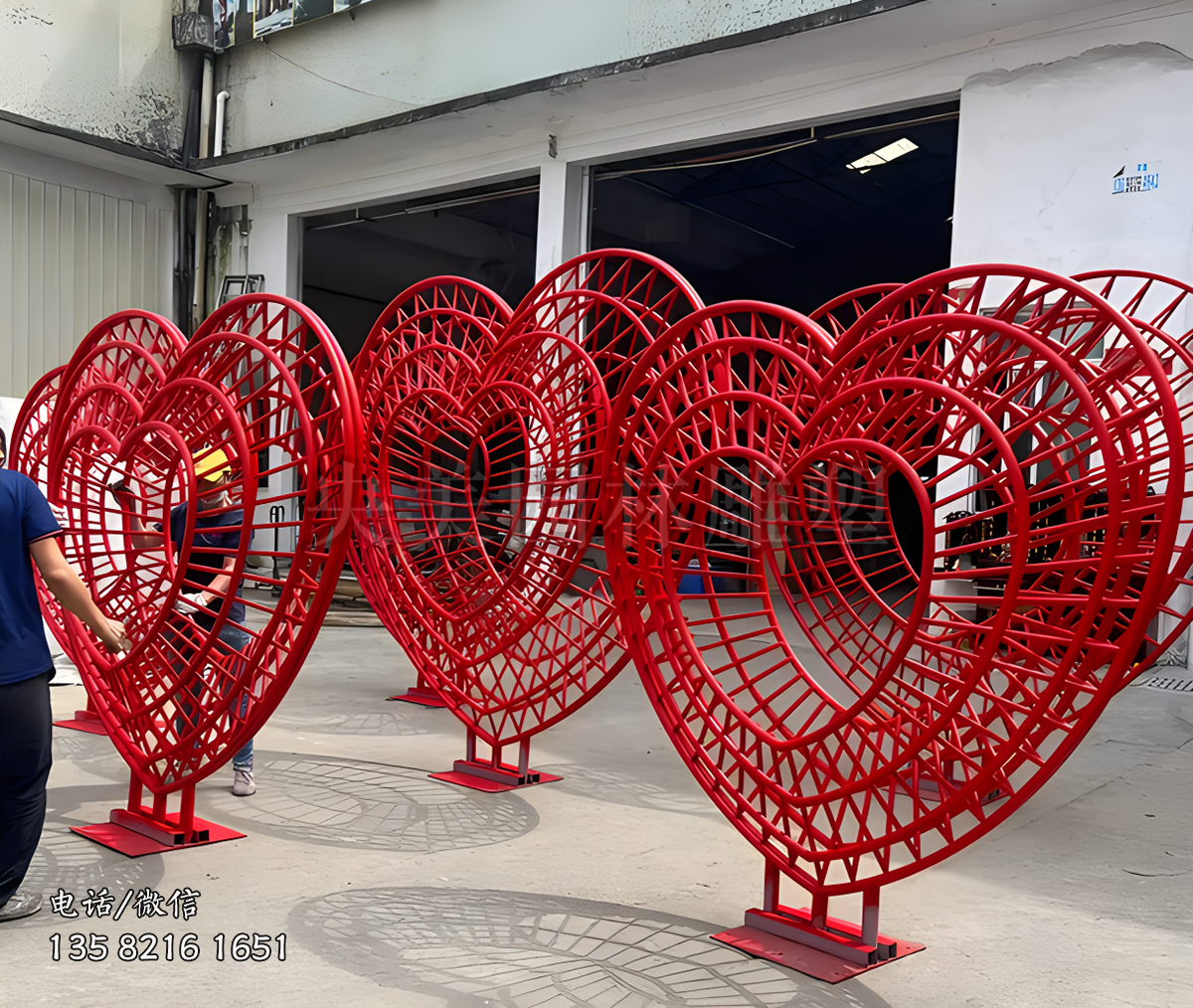 網(wǎng)格編織愛心雕塑