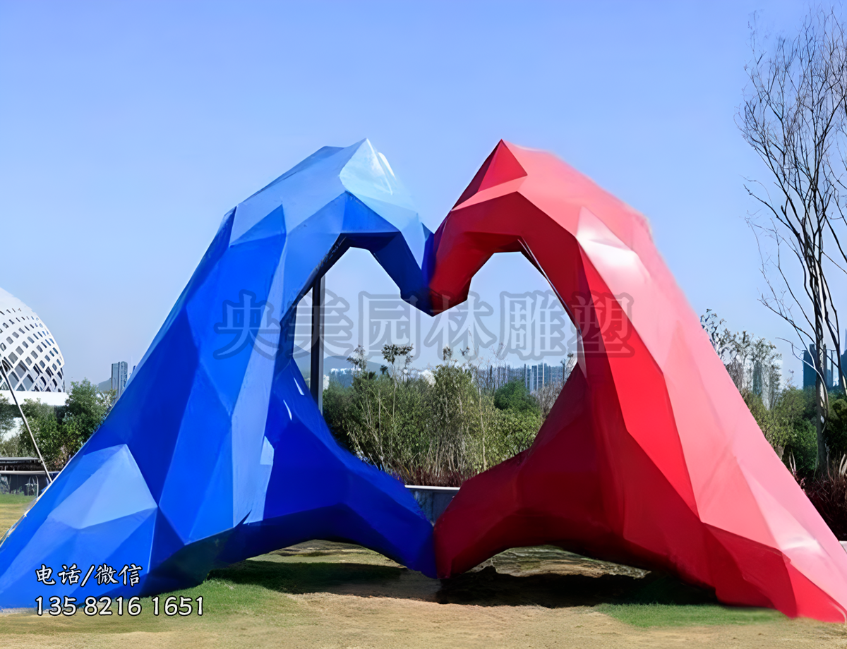 “比心”不銹鋼愛(ài)心雕塑