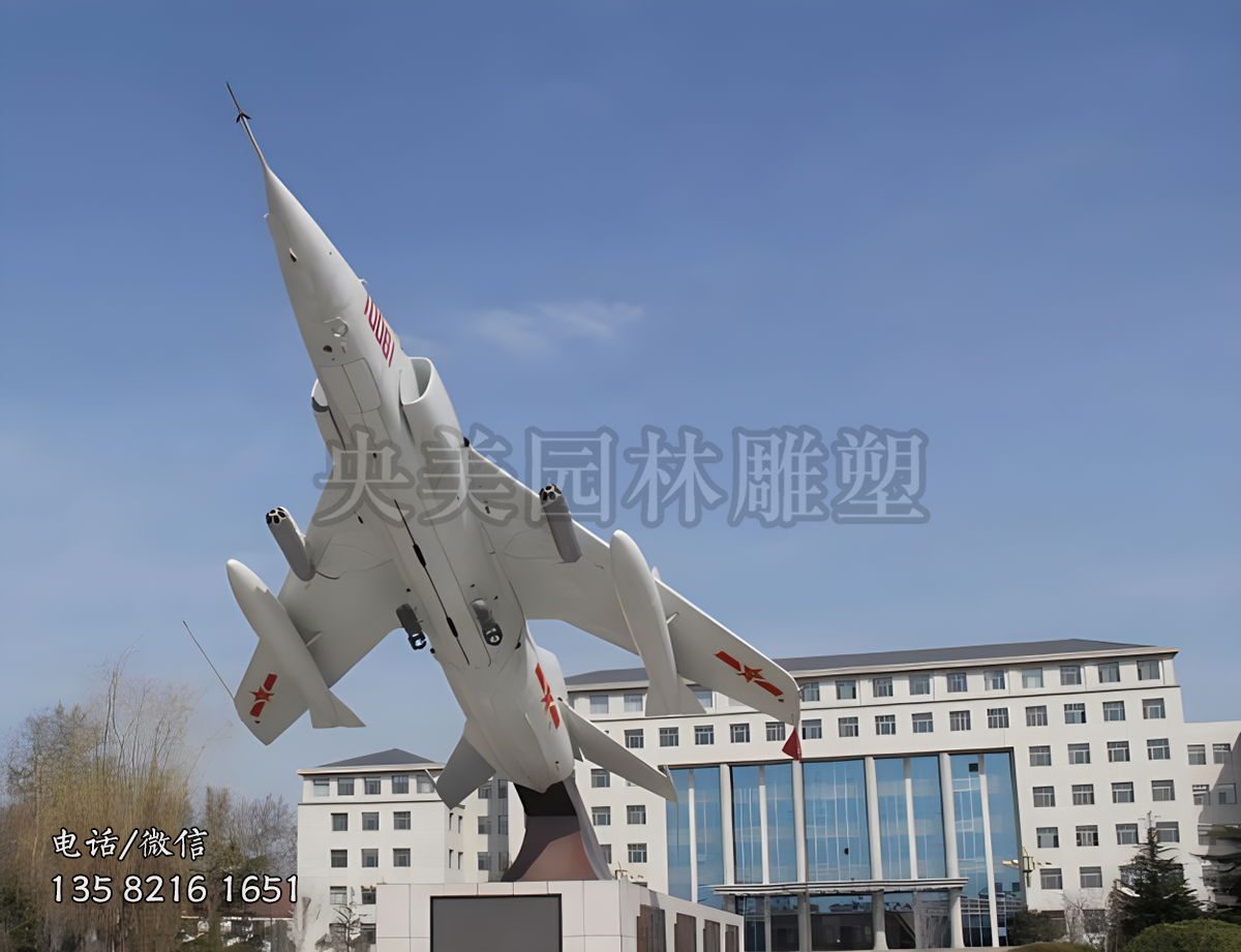 升空的戰(zhàn)斗機(jī)景觀雕塑