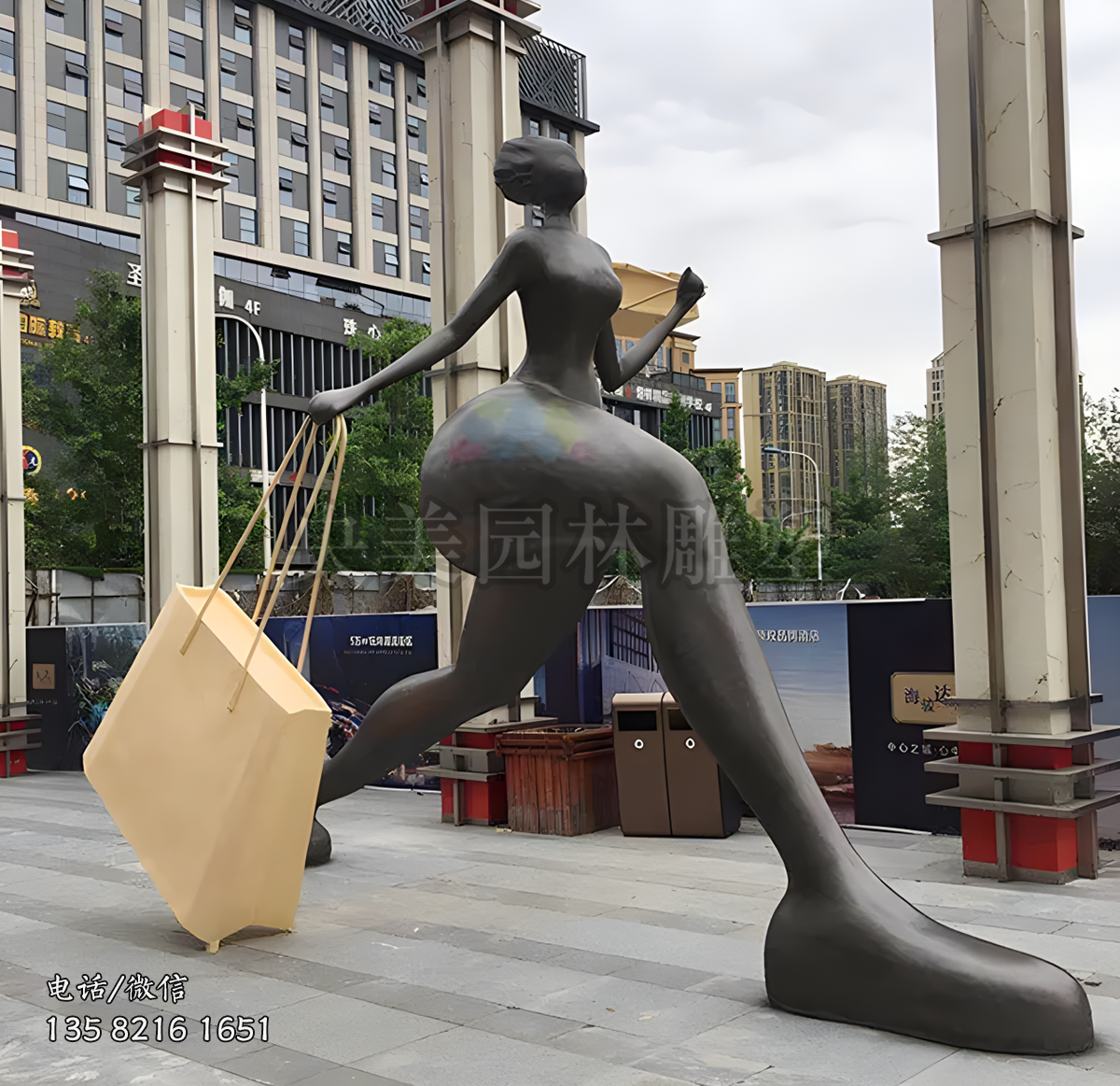 手提購物袋的胖女人銅雕