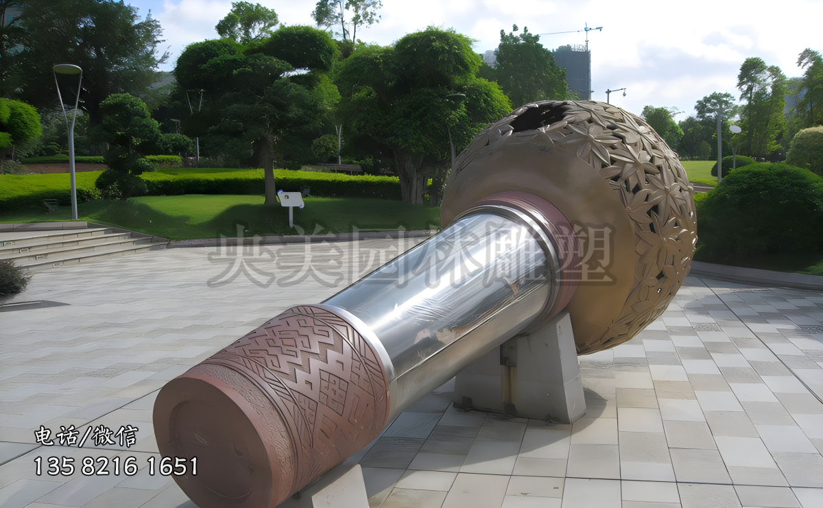 廣場上的大型仿真話筒雕塑