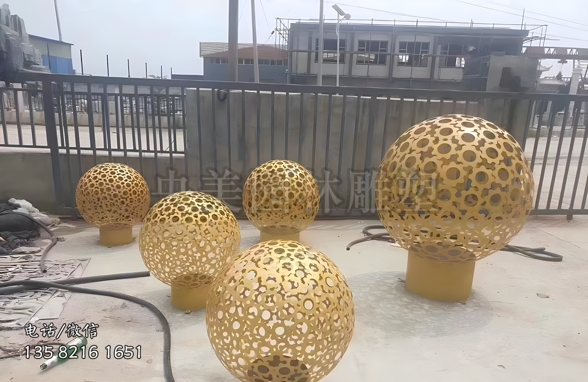 金屬金色鏤空球雕塑